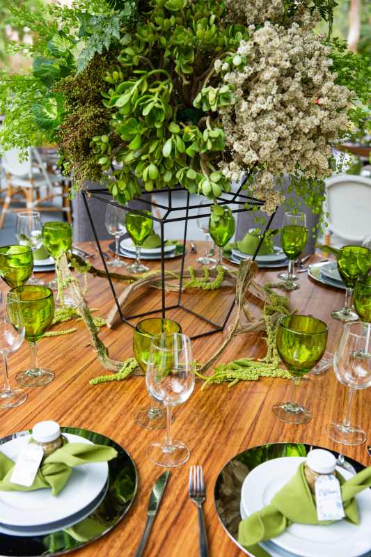 Green decoration for a beach wedding