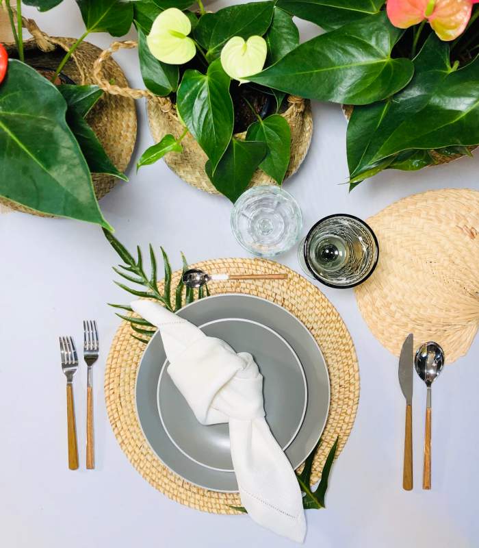 Tropical tableware for a beach wedding in Cancun