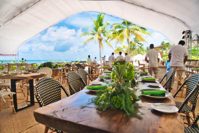 A tropical style for wedding furniture in Cancun