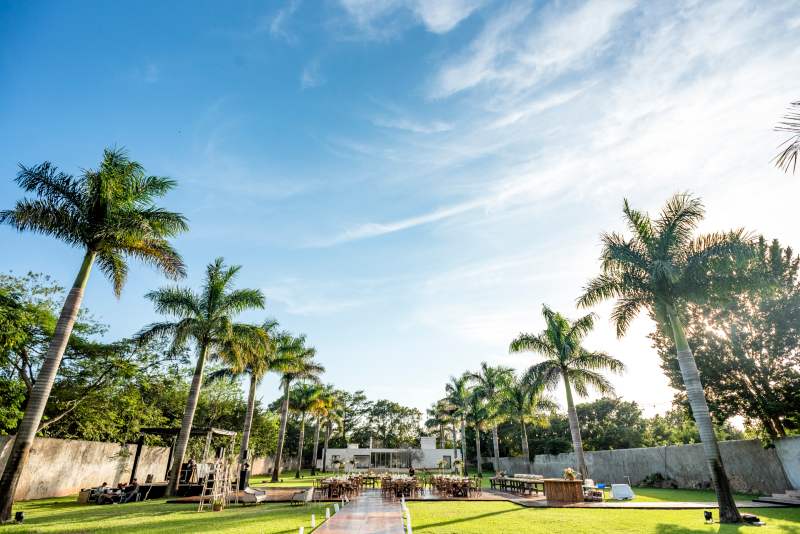 Minimalist furniture for a wedding in Cancun