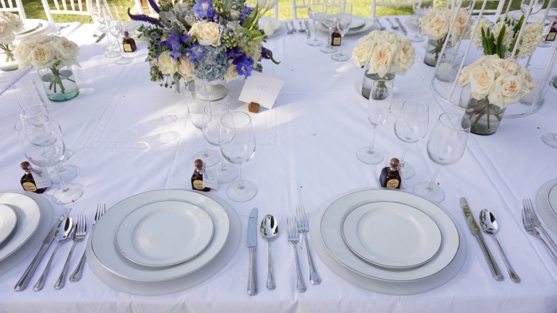 Minimalist tableware for a beach wedding