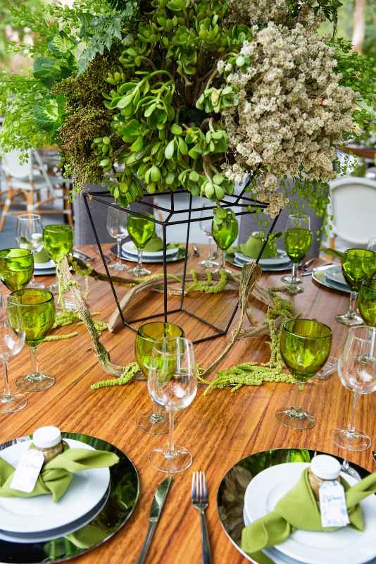 Minimalist centerpieces for beach weddings.