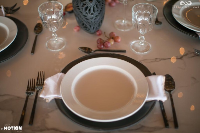 Minimalist tableware for wedding in Cancun