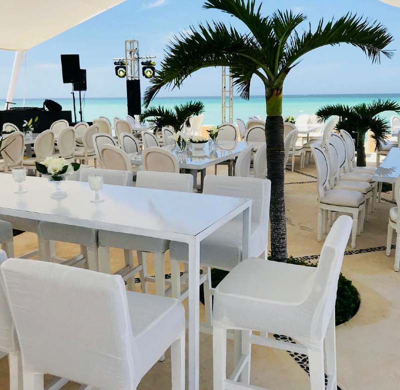 Minimalist wedding furniture in Cancun