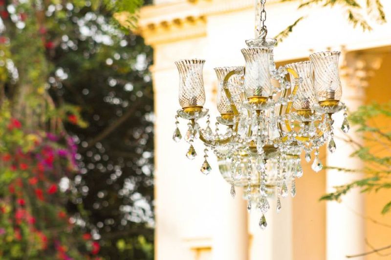 Fantastic chandelier with a minimalist style for a wedding in Cancun