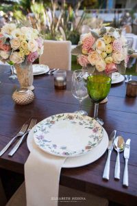 Centerpieces with flowers in pink shades