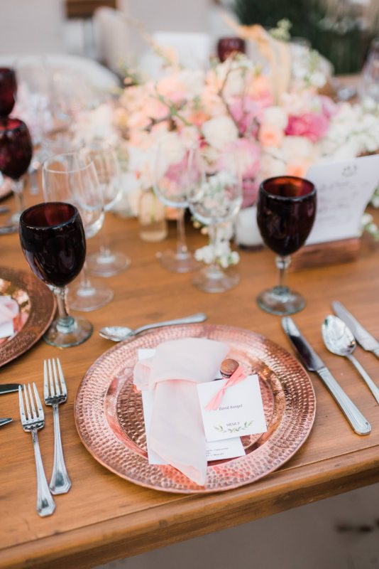 Decoration in shades of pink for wedding furniture in Cancun