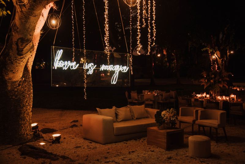 Wedding furniture in Cancun in shades of white