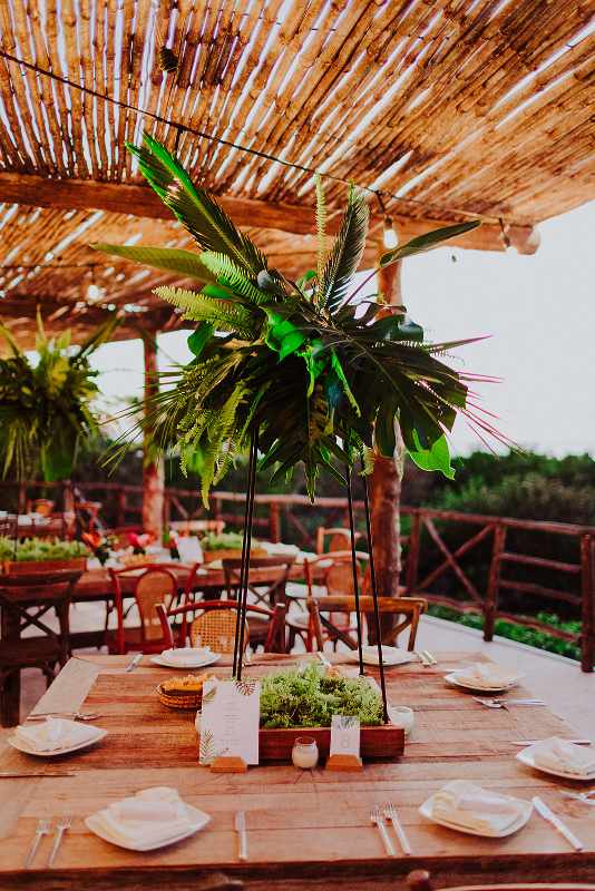 Tropical centerpiece for a wedding in Cancun