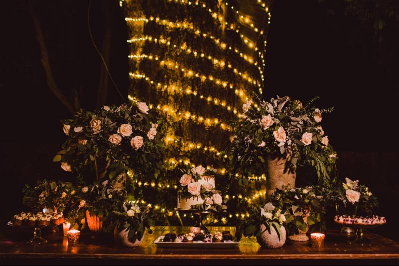 Decoration with flowers in pink tones