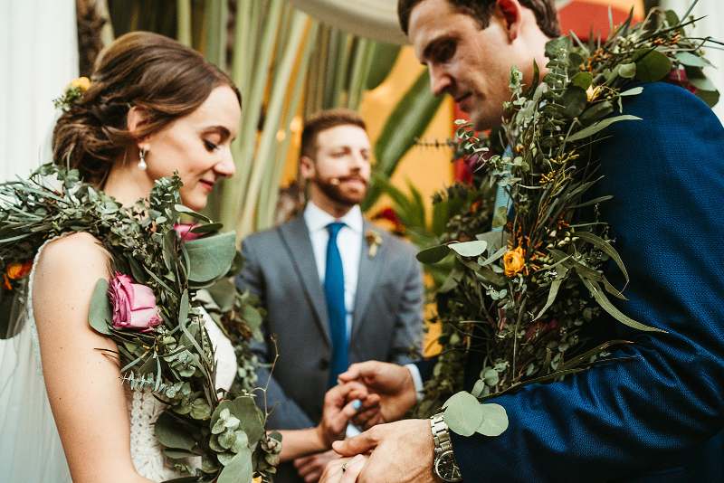 boda civil con detalles de flores 